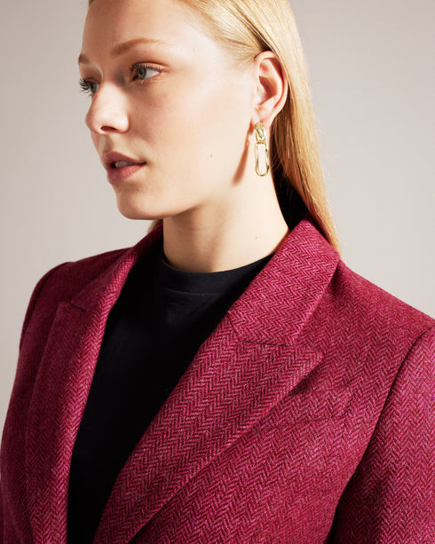 ALLYAAH-Jackets-Classic yet contemporary, ALLYAAH is crafted from luxurious 100% wool with a timeless herringbone texture. With its relaxed fit, this blazer strikes the perfect balance between comfort and style that'll fit right in to your daily rotation. Blazer 100% wool Herringbone texture Notched lapel Pockets Button fastening Relaxed fit- Ted Baker Romania